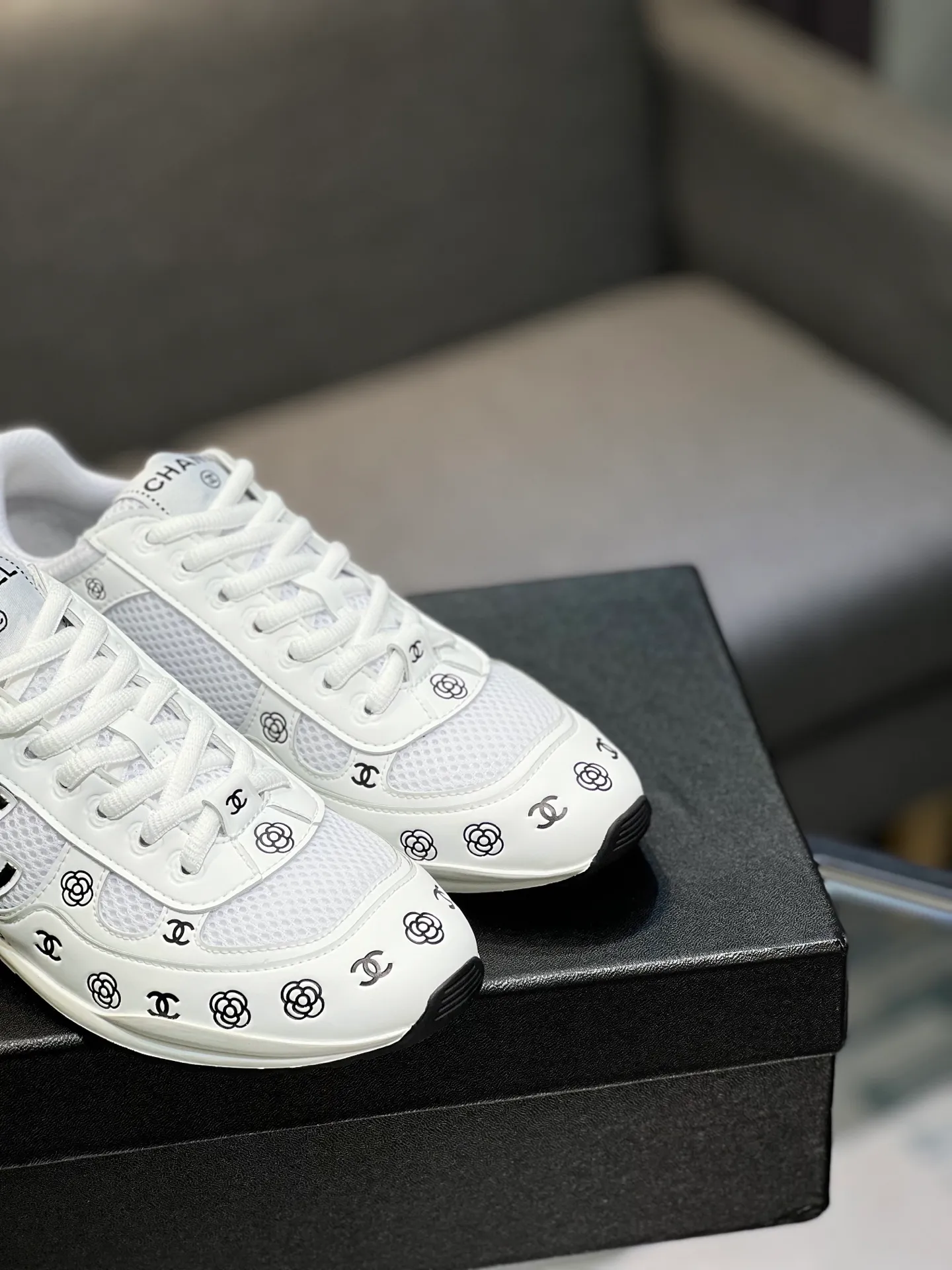 Men's men's shoes 💰640 Exclusive real shot (top version) CHANEL Chanel 2025ss color matching thick-soled casual sports shoes and sneakers. The counter is synchronized. The counter is very popular. A shoe that is very difficult to buy. The most popular thick-soled panda shoes on the Internet. It can be imagined that Xiaoxiang control can't miss it. It has both good looks and comfort. Simple and versatile white shoes. The thick sole increases the height and is super versatile. Close your eyes and wear it. Whoever wears it will look better. Upper: calfskin Lining: imported sheepskin lining Outsole: TPU original outsole Size: 35-44 (customized for women 41 and 40, and 45 for men)